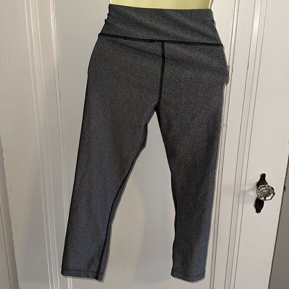 OC gray polyester/elastane low rise Capri exercise leggings - Picture 4 of 5